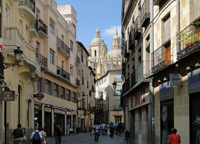 Que hacer en Segovia en un día pasear por la calle Juan Bravo