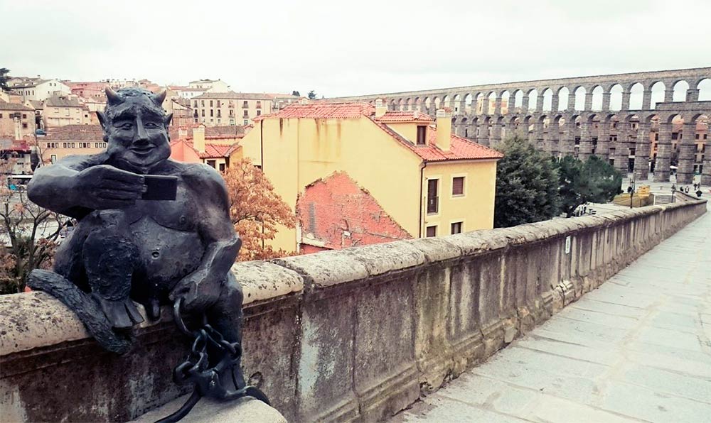 Estatua de la leyenda del acueducto de Segovia