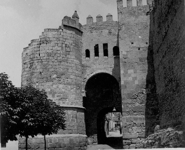 Puerta de San Andrés en Segovia, fotografía antigua con la torre derruida