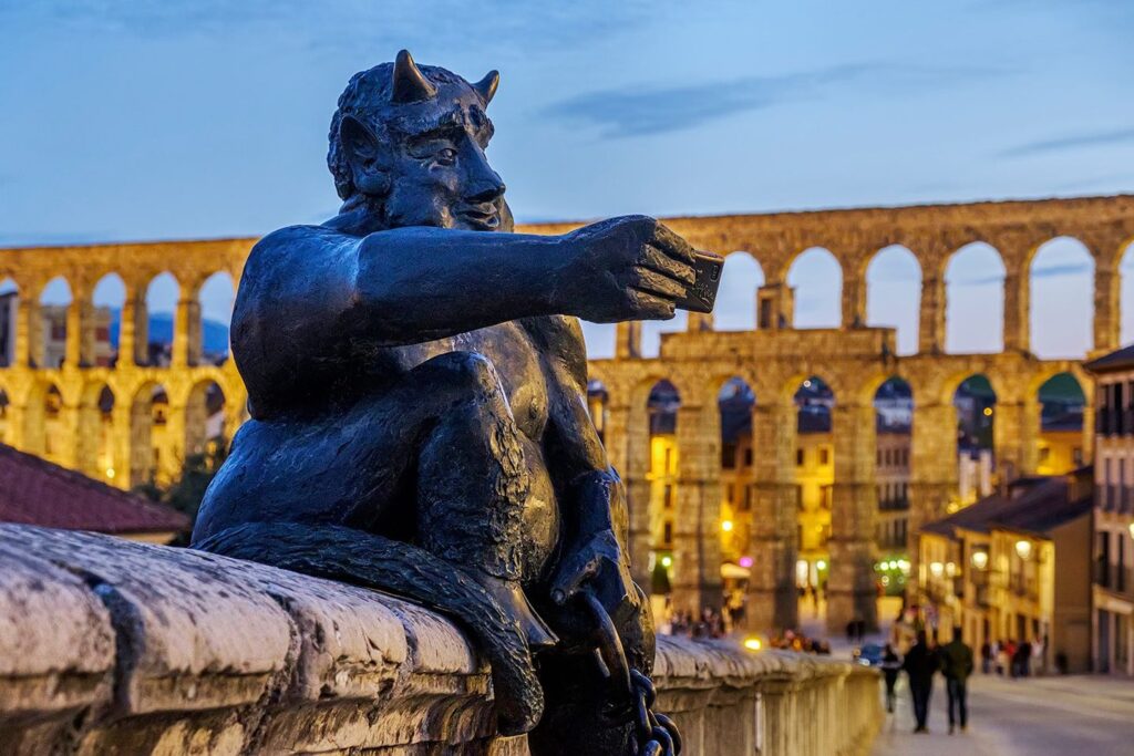 Leyenda del acueducto de Segovia Estatua del Diablo con selfie