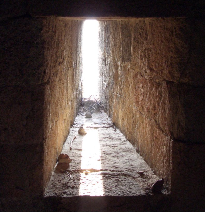 Aspillera o saetera (Puerta de San Andrés en Segovia)