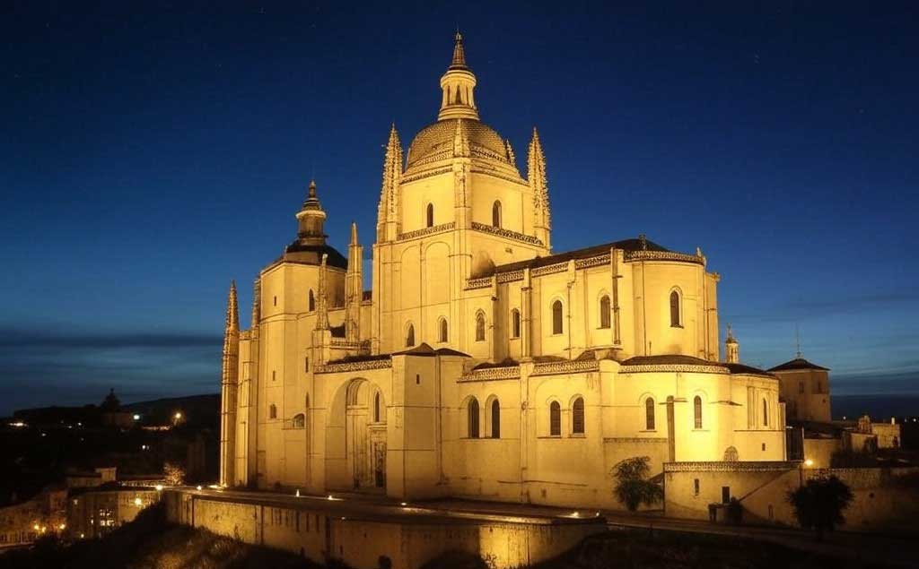 Segovia de noche la Catedral