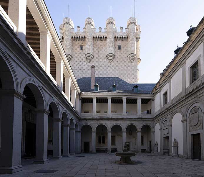 historia del Alcazar de Segovia. El patio de Armas