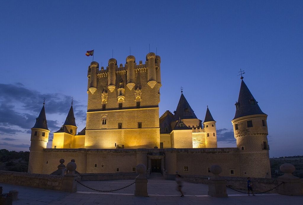 Torre de Juan II vista desde la plaza de la Reina Victoria Eugenia que da acceso al edificio