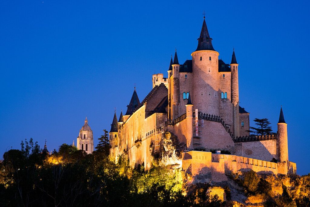 Alcazar de Segovia porla noche. Cusiosidades del Alcazar de Segovia